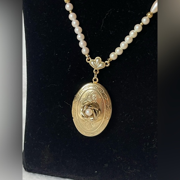 Amazing, vintage faux, pearl gold tone locket 1928 necklace with rose - Picture 3 of 6